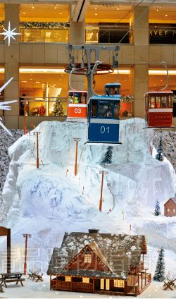 為了別出心裁,商場(chǎng)不惜花重金在商場(chǎng)里打造冰雪世界。