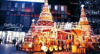 北京商場(chǎng)做圣誕裝飾,越來(lái)越花血本。