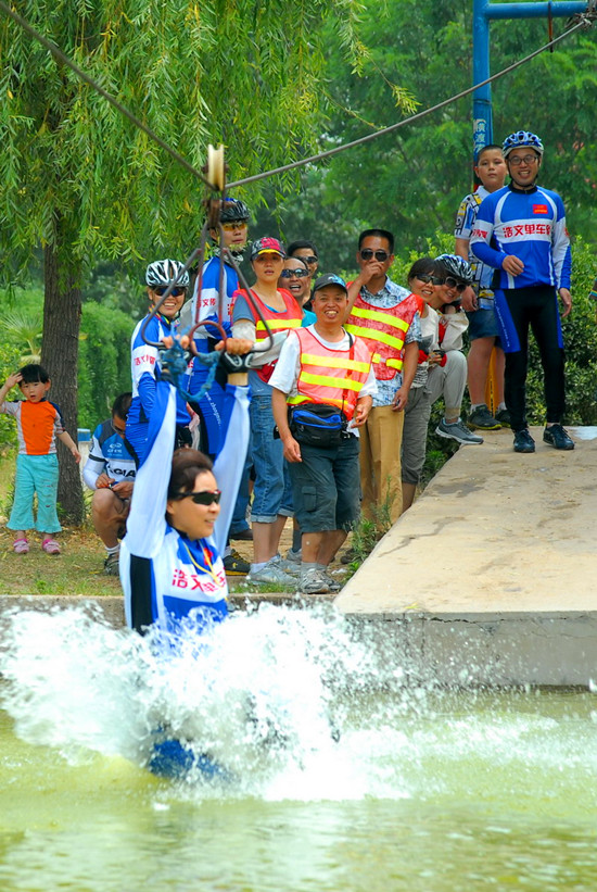 鄭州鴕鳥園燒烤節(jié)已開幕 鄭州鴕鳥園燒烤節(jié)已開幕