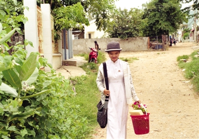 美奈漁村內(nèi),放學(xué)歸來(lái)的女學(xué)生?！∨恼摺≌労Ｃ? width=