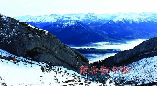  齒軌火車在皮拉圖斯山上穿行，如同紅色的龍?jiān)谏街杏芜? complete=