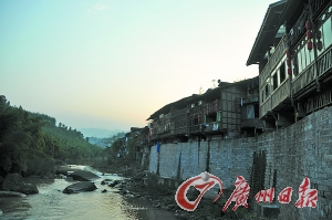 　　夕陽下的古鎮(zhèn)?！? complete=