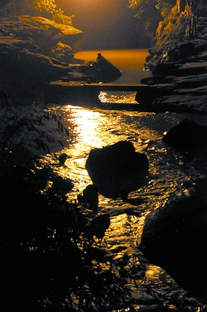 　　夜幕下古鎮(zhèn)江邊?！? complete=