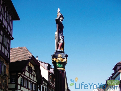 　　在那個(gè)春日艷陽(yáng)的午后,一艘白色的游船在幽藍(lán)的圖恩湖上緩行。