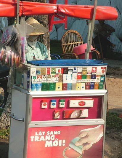 　煙攤，越南街頭隨處都是這樣的流動小攤。