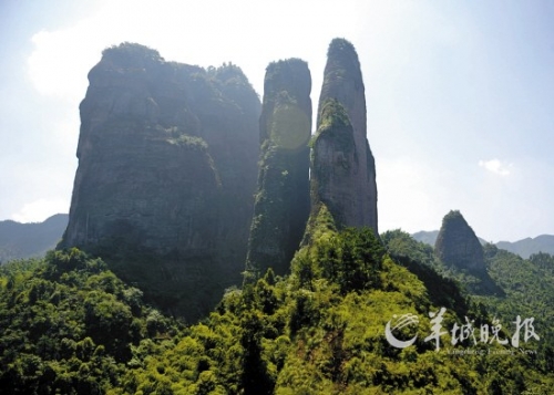 江郎山以“三爿石”著稱,三爿高約319米的巨石凌空而起。