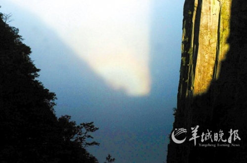 武功山四絕之一的“云海佛光”在大雨過后出現(xiàn)。