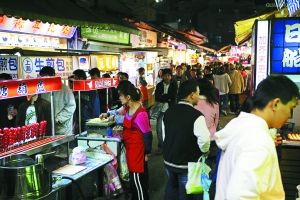 　　品味臺灣,又怎能錯過那些親民夜市。