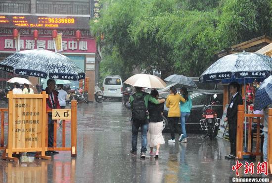 圖為“五一”小長(zhǎng)假首日門票檢查仍偏松。楊華峰 攝