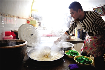 榆林的羊雜湯總是要加上大量的粉條。