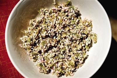 作為香料的扎蒙是一種陜北常見的細碎野花。