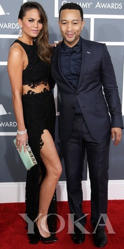 約翰·傳奇和女友Chrissy Teigen，Chrissy身穿Joy Cioci