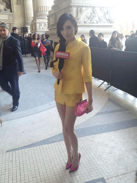 看秀勞模女星吳佩慈亮相秀場(chǎng)