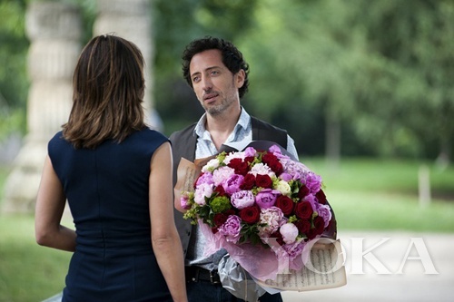 背影的完美同樣重要，衣服上的橫紋說明太緊繃、手肘處的橫紋說明肌質(zhì)老化。