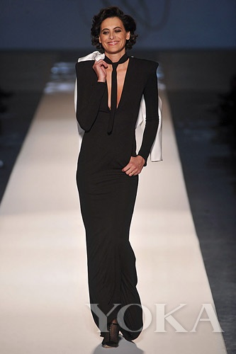 纖細(xì)的領(lǐng)帶既融于服裝，又升華造型