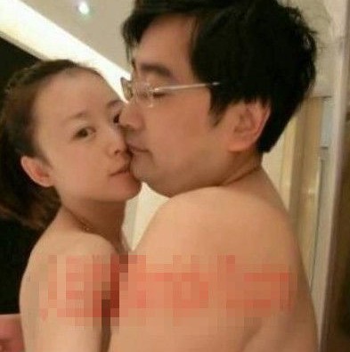 女主播紀(jì)某與國家檔案局官員范某。