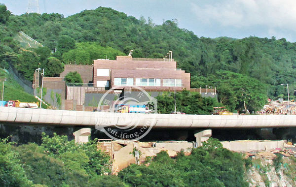 據(jù)悉，“皇宮”有3層高、分前后兩座大宅。前座兩層是邢家的游樂場，地下一層分別設有室外及室內(nèi)泳池，