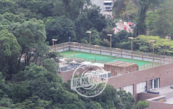 林青霞1994年6月29日嫁給香港商人邢李源，淡出影壇。林青霞婚后樂于相夫教女，其丈夫于2010年退