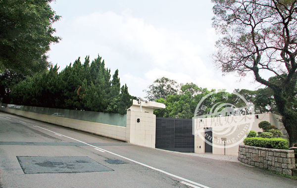 豪宅大門口。