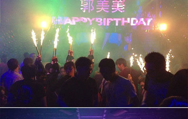 2013年6月16日下午，郭美美在網上曬出一組慶生照。通過照片可以看出，酒吧的巨大舞池中燃放焰火
