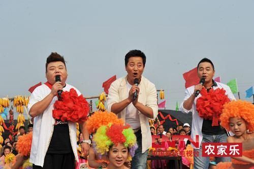 央視7套《鄉(xiāng)村大世界》節(jié)目主持人，左一為劉剛