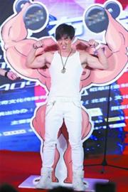 為個唱秀肌肉 為個唱秀肌肉