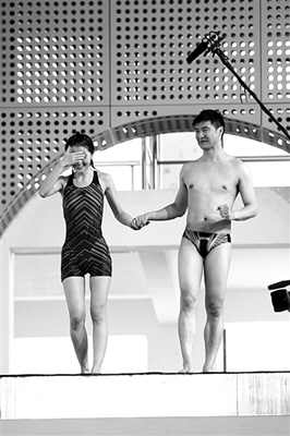 蔡卓妍進(jìn)行《中國星跳躍》的訓(xùn)練，她在教練田亮的陪伴下走上跳臺，但仍嚇得不敢往下看。 實(shí)習(xí)生 翟超 攝