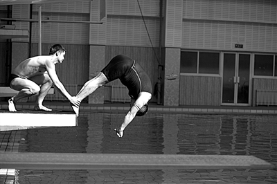 田亮正在給陳光標(biāo)把關(guān)、塑形。