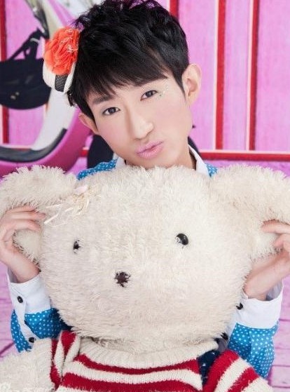 “粉紅哥”畢然寫真。