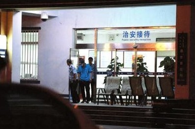 釋小龍走出派出所。