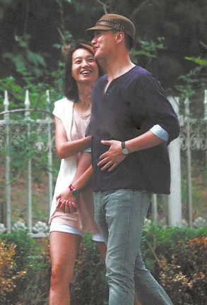 朱丹與神秘男友牽手亮相。