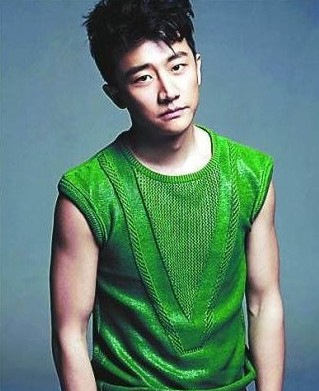 黃軒說起緋聞爆發(fā)的一剎那，語氣里還有點憤憤然。