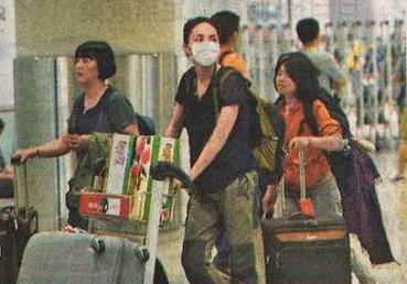 一身樸素打扮的王菲推桃回京。