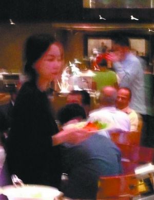 王菲在印度被網(wǎng)友偶遇。