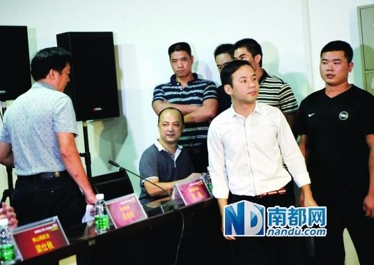 佛山精武會會長梁旭輝在弟子保護(hù)下來到現(xiàn)場。