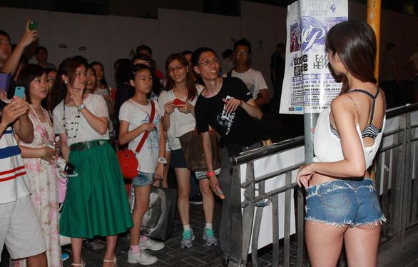 嫩模仙樂(lè)都性感著裝惹大叔圍觀，無(wú)懼與馬來(lái)西亞美女比身材。