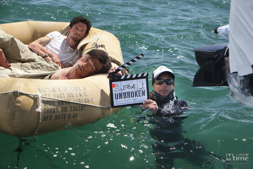 朱莉執(zhí)導(dǎo)"堅(jiān)不可摧"首曝片場照 朱莉執(zhí)導(dǎo)"堅(jiān)不可摧"首曝片場照