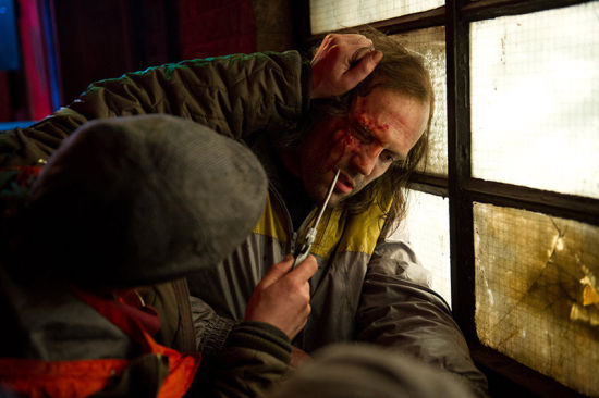 街頭圍毆，硬漢被困