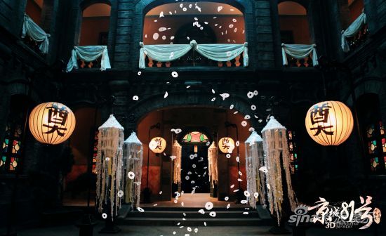 冥婚當(dāng)夜，霍家大院招魂幡隨風(fēng)擺動(dòng)，漫天冥幣飛舞