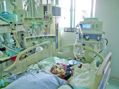 每天愛豪飲的廚師把自己喝成“牛奶血”了。