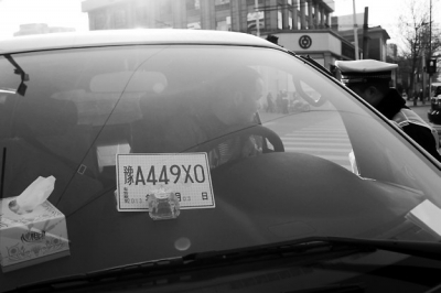 “最嚴(yán)交規(guī)”實(shí)施首日 多名司機(jī)被扣12分 “最嚴(yán)交規(guī)”實(shí)施首日 多名司機(jī)被扣12分