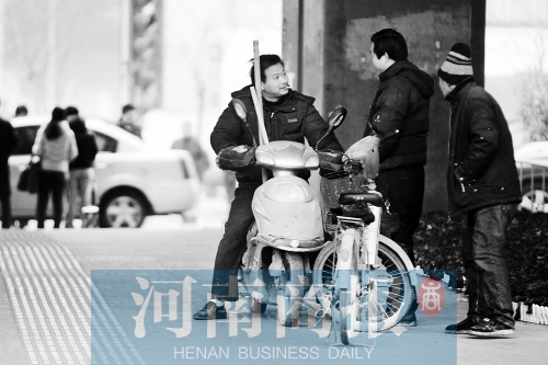 想讓農(nóng)民工安定下來，城市要給他們相應(yīng)的福利待遇，還有家的感覺