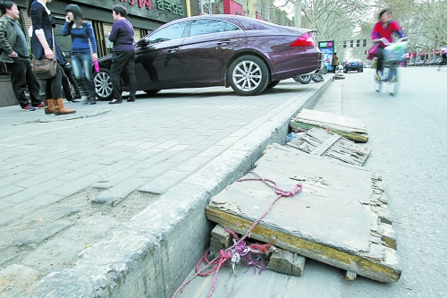 看車人制作的斜木板，引司機停車