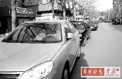 友愛路，路邊停了一排車，本來不寬的路就變得更窄了。