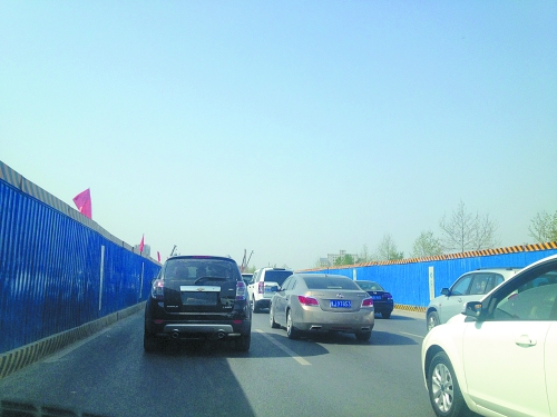 百米寬中州大道 也擋不住“擁堵病” 百米寬中州大道 也擋不住“擁堵病”