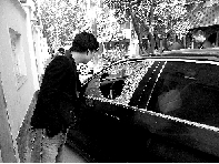 有個人晃了一圈后，寶馬、現(xiàn)代、越野的車窗都“長”出大窟窿