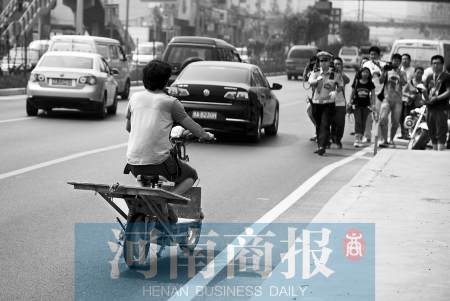 剛駛出隧道口，騎電動車的他被交警攔下 邱曉峰/攝