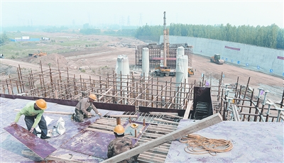 中原西路西南繞城高速公路互通式立交項目已完成總工程量的35%。