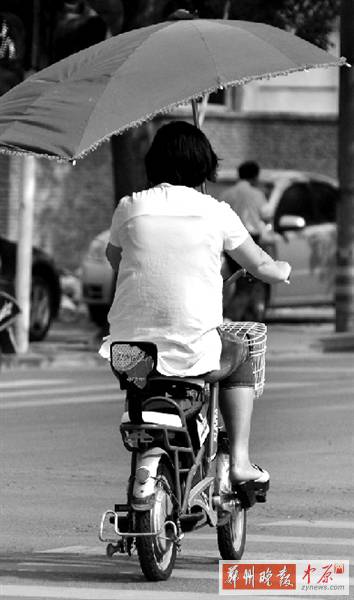 帶傘的電動(dòng)車隨處可見(jiàn)