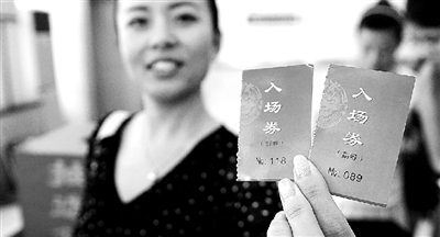 本報記者抽出的兩名消費者代表。